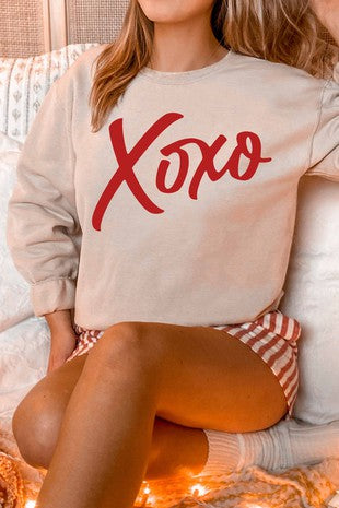 XOXO GRAPHIC SWEATSHIRT